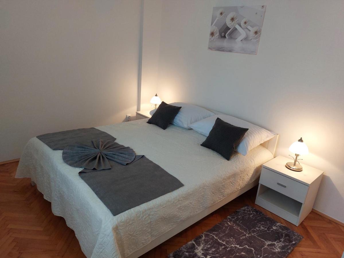 Apartment Hrzic Malinska Bagian luar foto